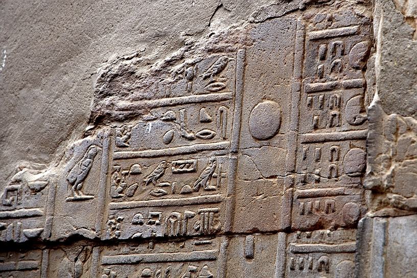 43 MAK_6364.jpg - Il rilievo mostra la numerazione dei giorni e che tipo di offerta rituale agli dei va fatta in quel giorno.